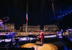 Fito Páez durante su concierto en el Zócalo de la CDMX