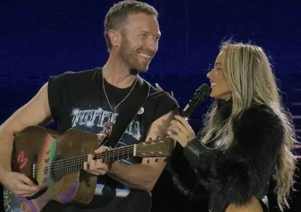 Chris Martin junto a TINI