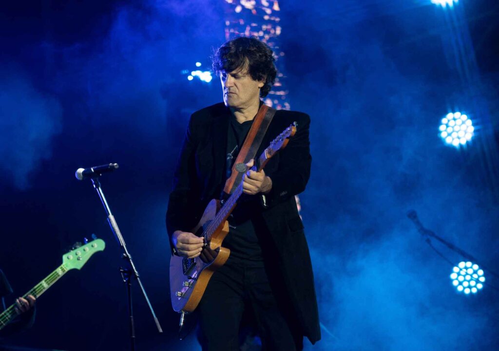Ciro y los persas durante su actuación en el Cosquín Rock Uruguay